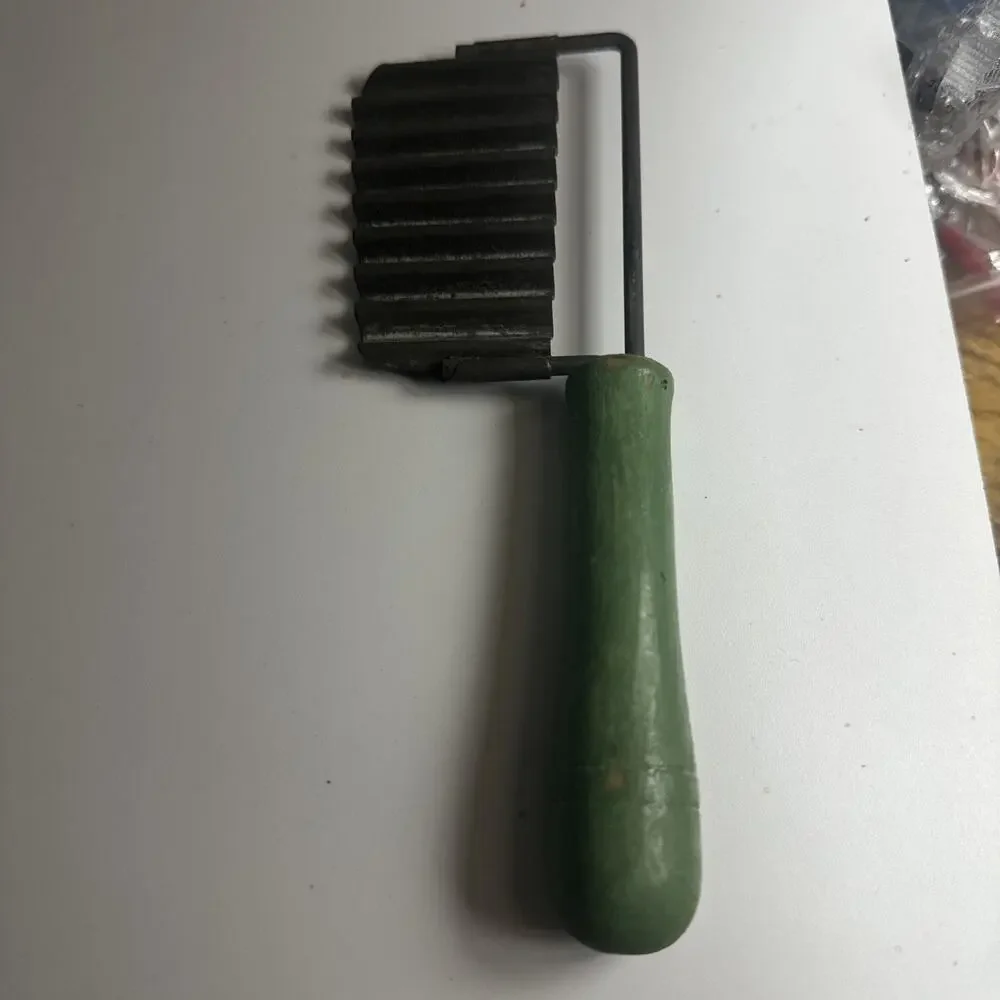 Metal Vegetable Cutter Wavy Crinkle Cut Kitchen Utensil Green Wood Handle Vtg